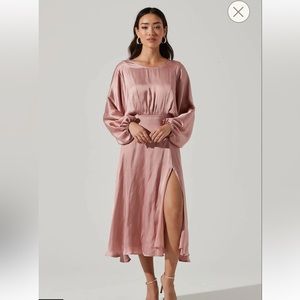 ASTR Marin Dolman Sleeve Midi Dress. Mauve. Size Small.